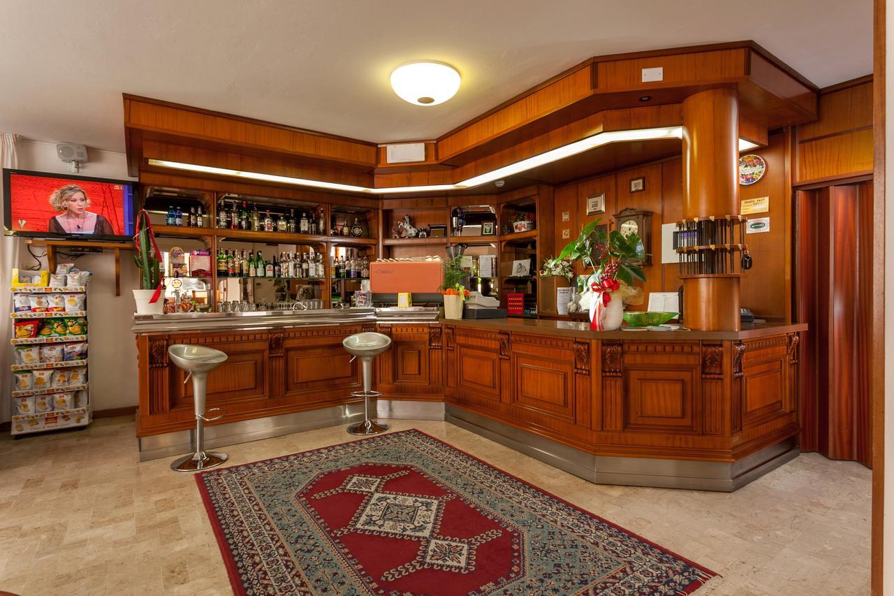 Hotel Gattuccio Чезенатико Экстерьер фото