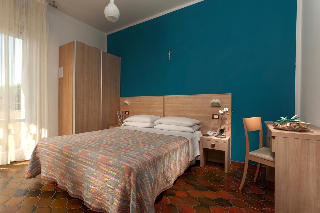 Hotel Gattuccio Чезенатико Экстерьер фото